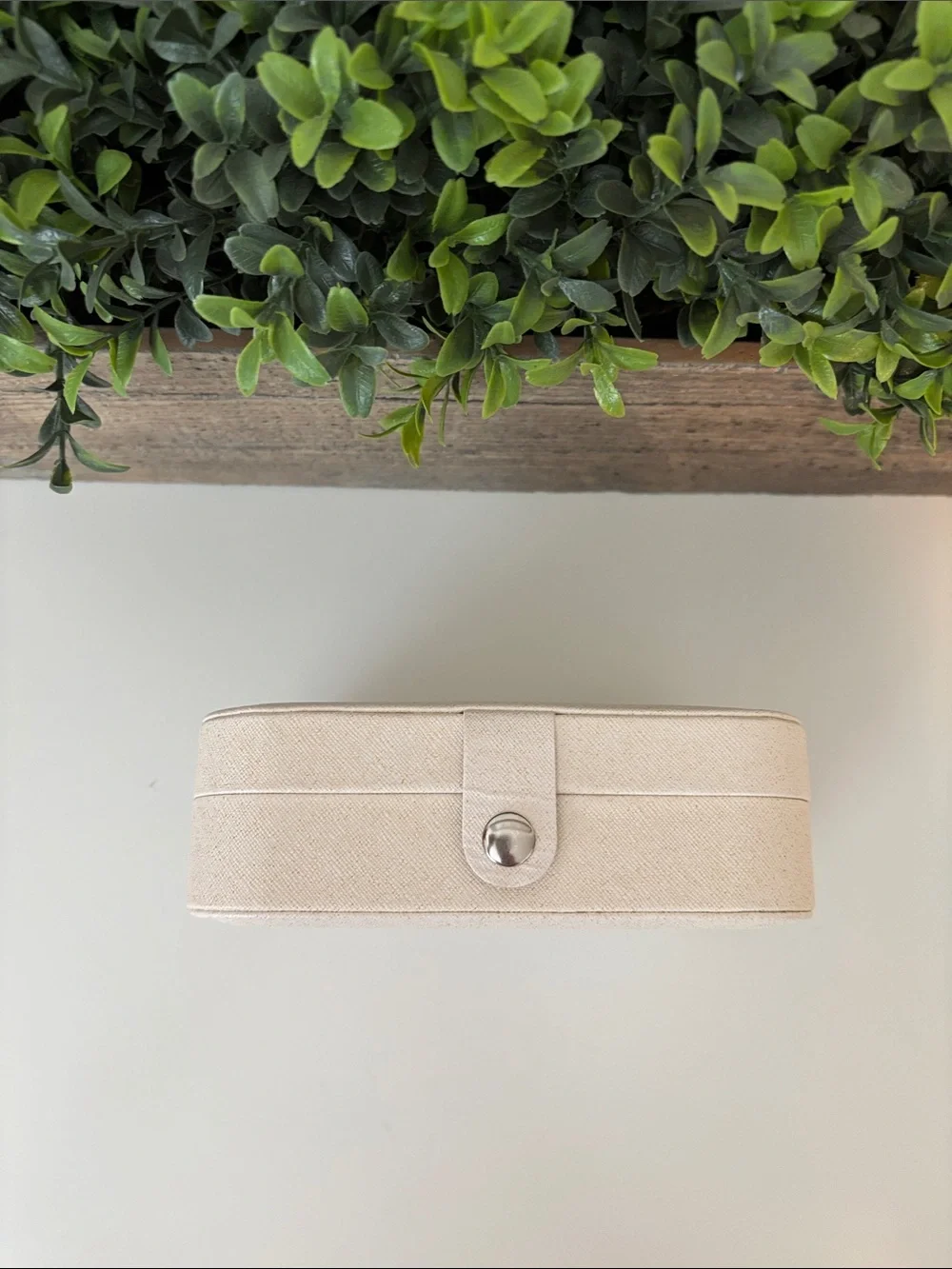 Compact Cream Jewelry Storage Box with Snap Closure